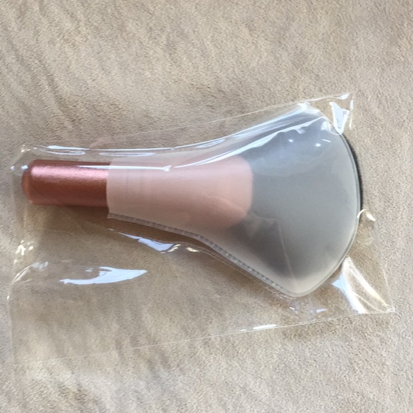 **SOLD** Mac Holiday Snow Ball Face Bag in Gold - Picture 3 of 4